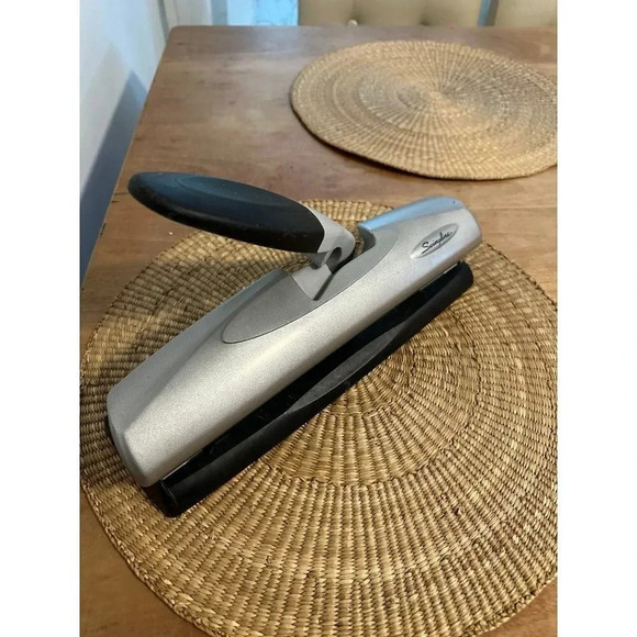 Swingline 3 hole puncher - Picture 1 of 9